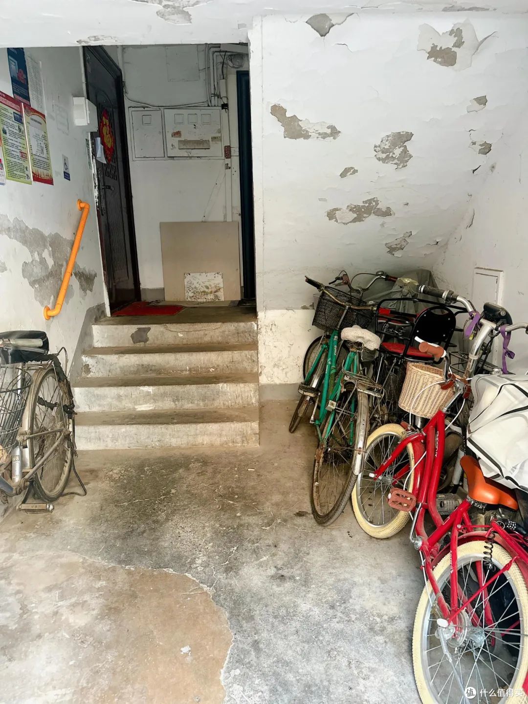 不听劝!买了别人不要的“老破小一楼”,入住一年多,说说心里话
