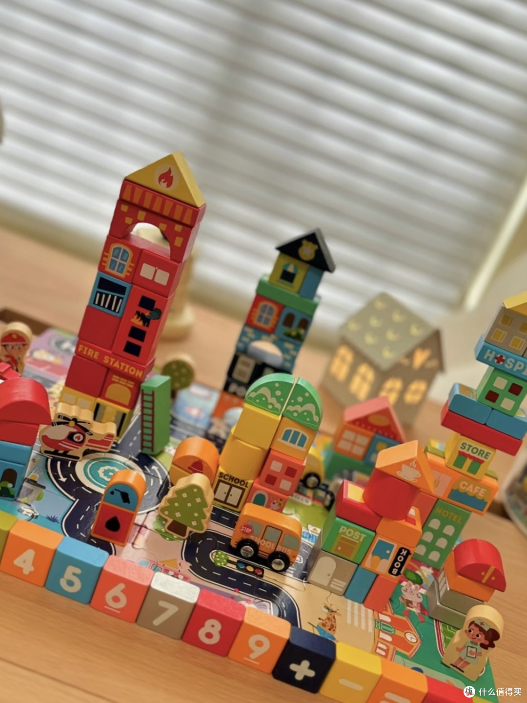 拼积木城堡是一件充满乐趣的事情