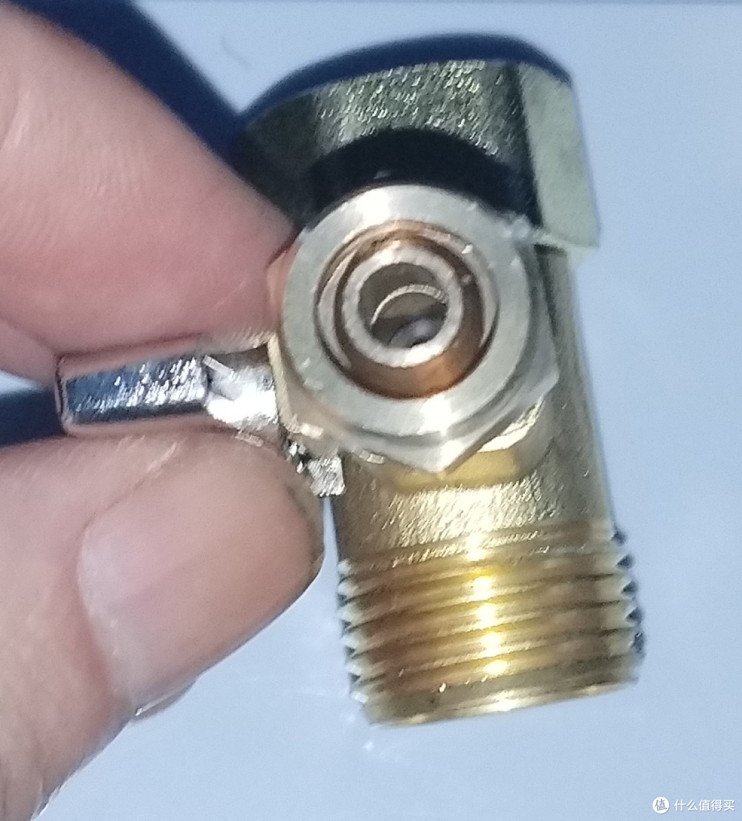 将此434三通接好三分PE管并接入到原厨房洗菜盆下面的冷水进水角阀上连通打开电源即可