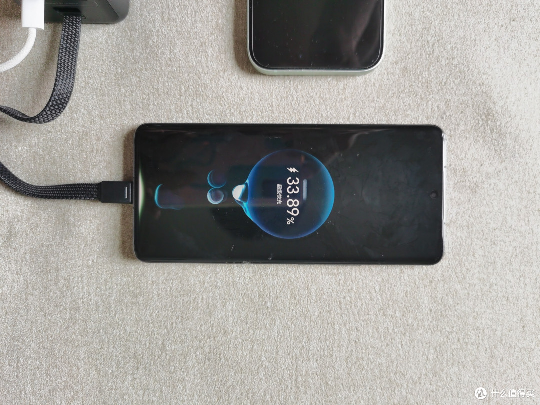 绿联能量湃Pro 130W自带线充电宝,解决多设备续航焦虑的实用之选