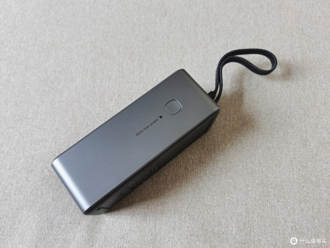 绿联能量湃Pro 130W自带线充电宝,解决多设备续航焦虑的实用之选
