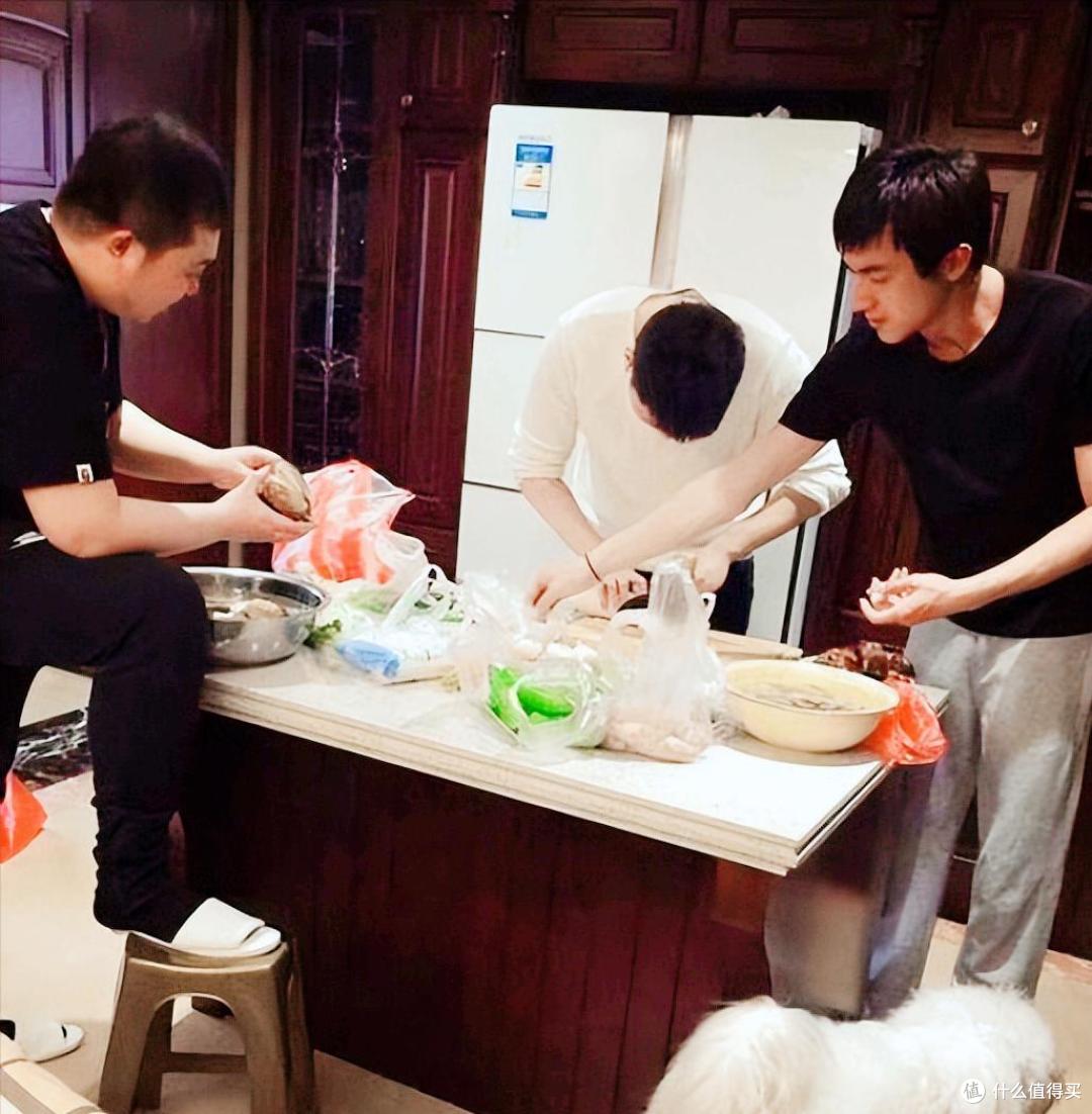 36岁林更新的“豪宅”火了,超大厨房,养生做饭,网友:真接地气