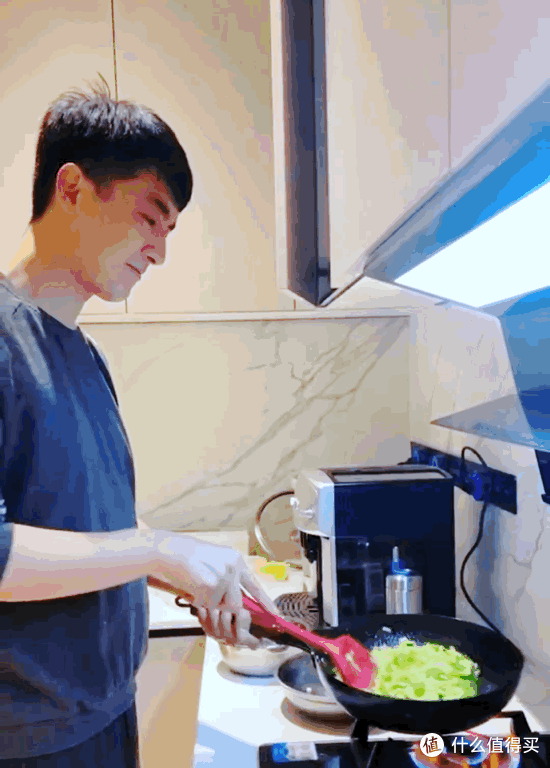 36岁林更新的“豪宅”火了,超大厨房,养生做饭,网友:真接地气
