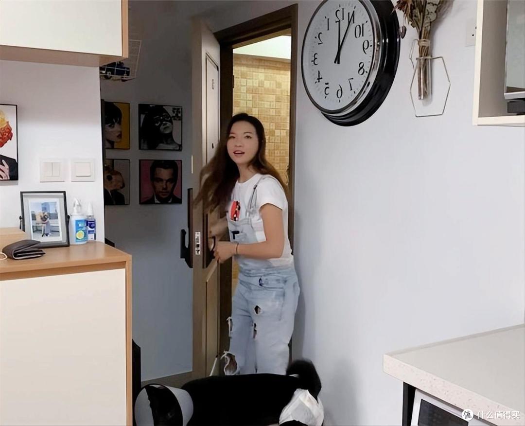 香港一姑娘火了，工作十年，不买包不逛街，攒下16㎡房子，真厉害