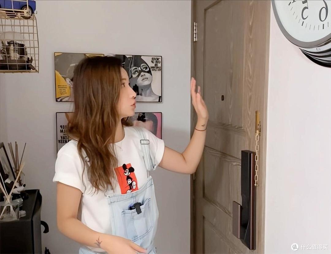 香港一姑娘火了，工作十年，不买包不逛街，攒下16㎡房子，真厉害
