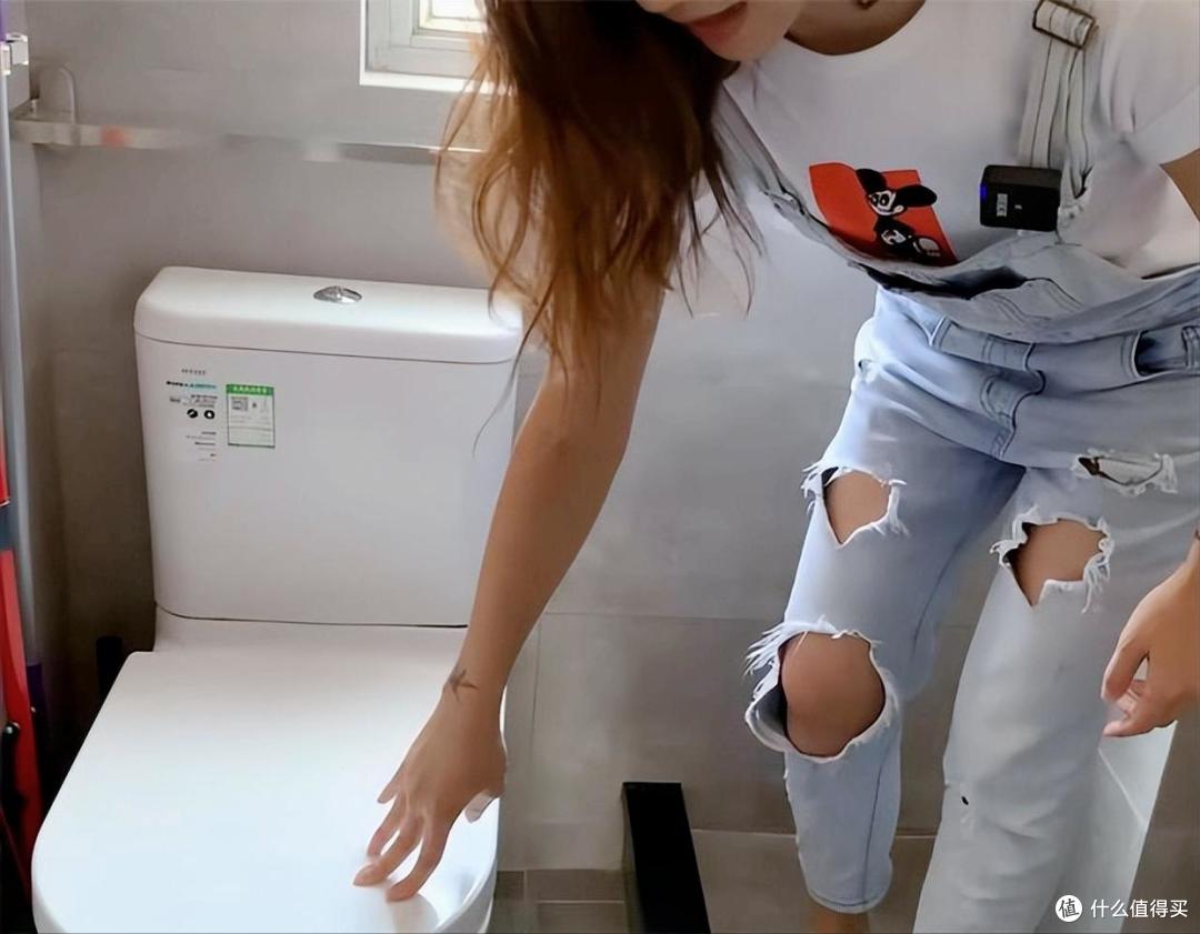 香港一姑娘火了，工作十年，不买包不逛街，攒下16㎡房子，真厉害