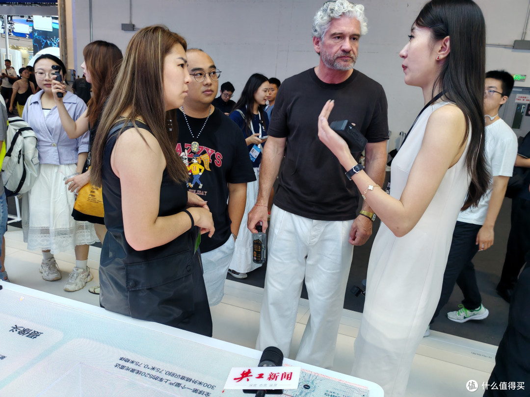吉利汽车集团携阶跃星辰联合参展2025世界人工智能大