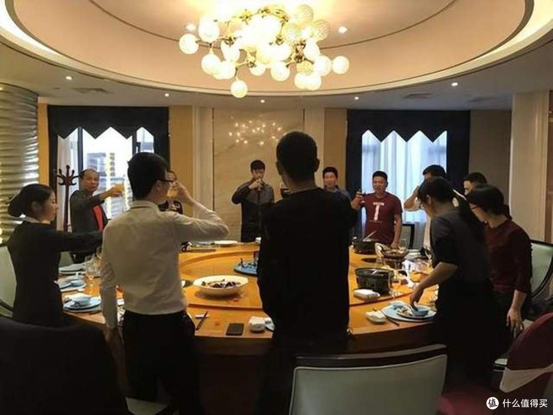 纪委:饭局禁令全面升级,公务员参加这8类饭局,将直接处分!