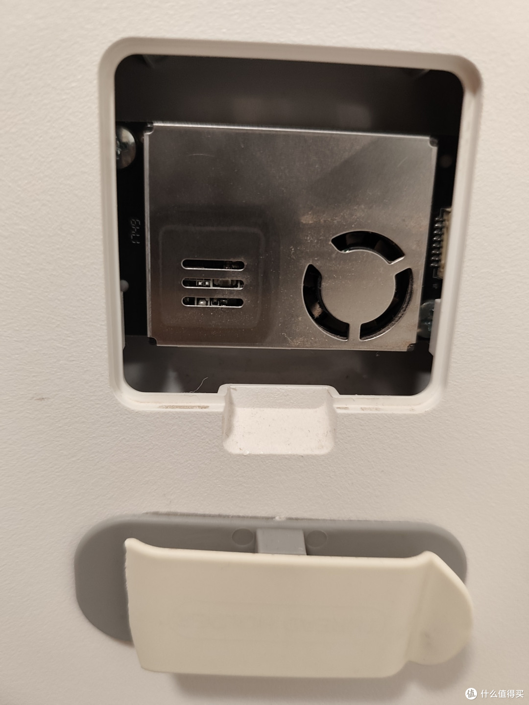 背面的空气传感器