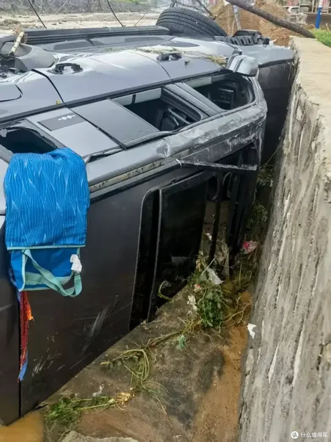 比亚迪为车主李先生赠予李先生一辆豹 5 及全套救援装备!