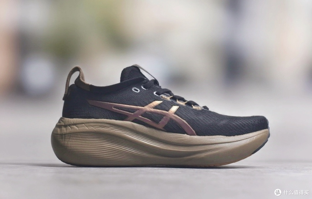 Asics GEL-NIMBUS 27 PLATINUM:马拉松赛道上的舒适之选