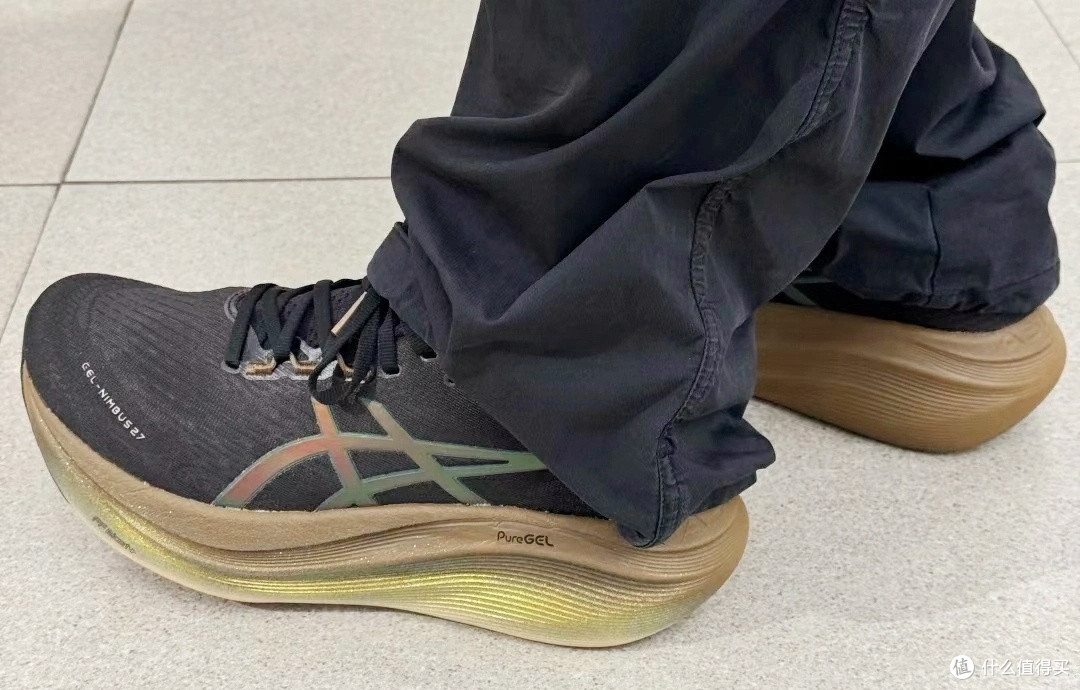 Asics GEL-NIMBUS 27 PLATINUM:马拉松赛道上的舒适之选