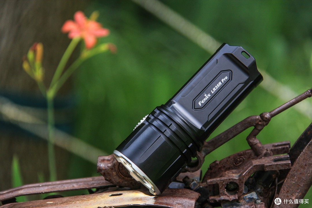 演绎手持照明装备的户外精彩:FENIX LR35R Pro