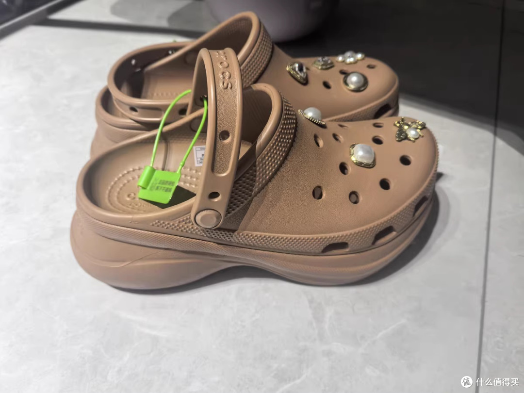 透气轻便的洞洞鞋设计，好穿舒适