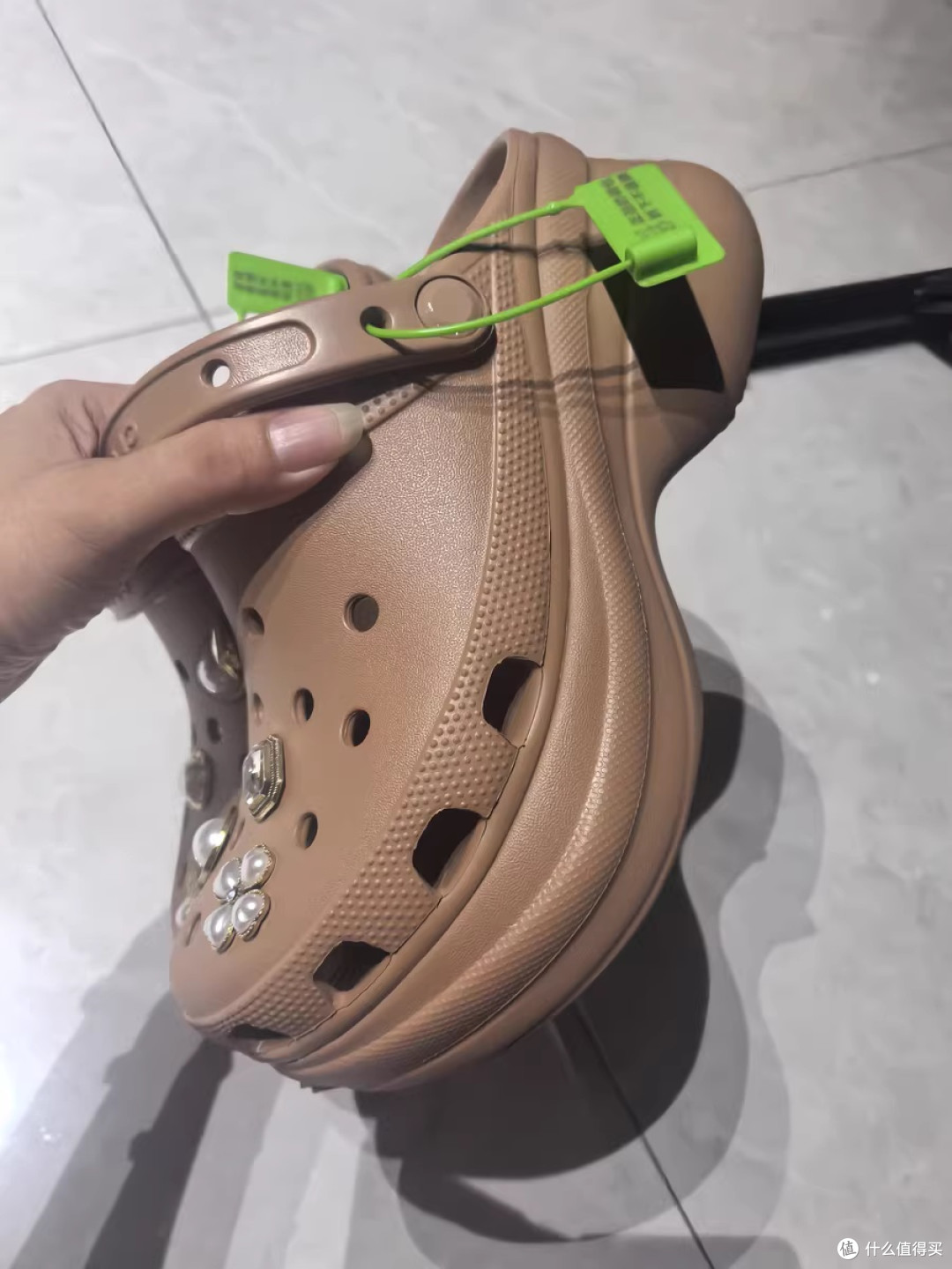 透气轻便的洞洞鞋设计，好穿舒适