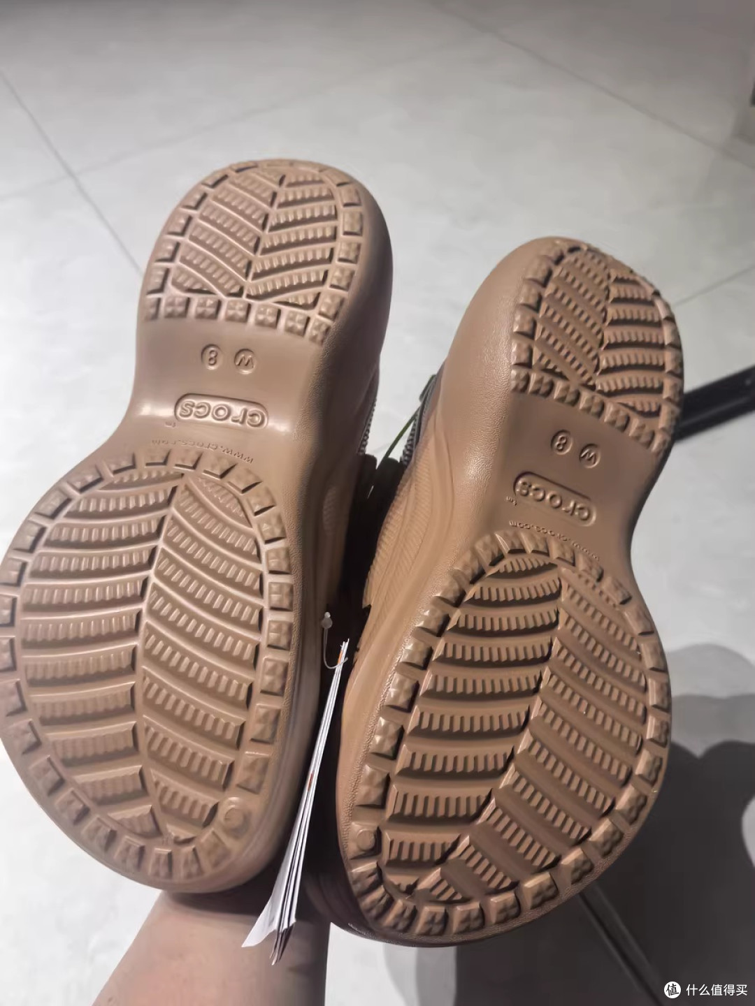 透气轻便的洞洞鞋设计，好穿舒适