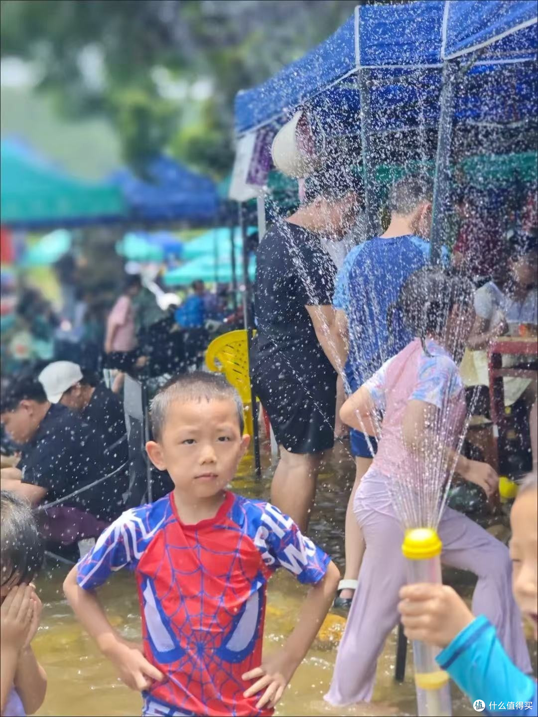 夏天一到,小区里最热闹的不是广场舞,是那帮攥着水枪的小屁孩——