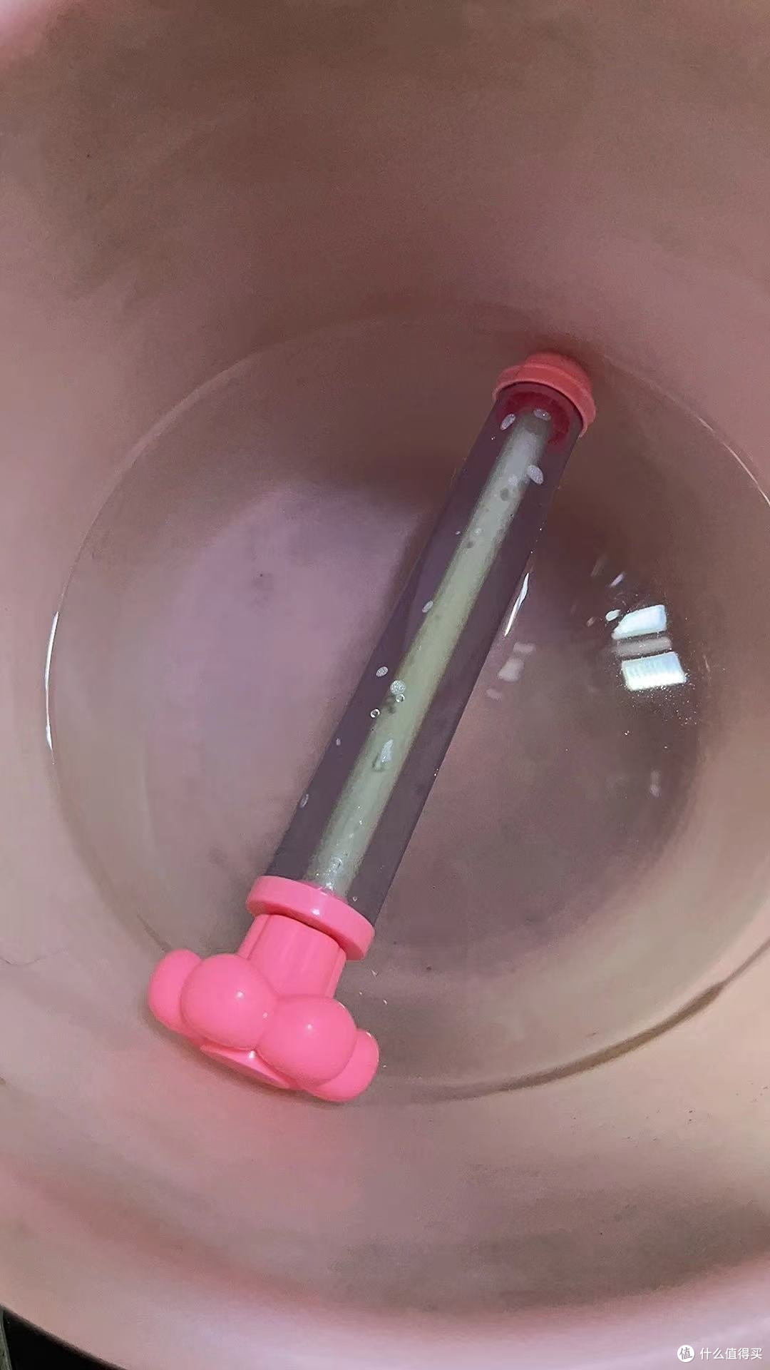 夏天一到,小区里最热闹的不是广场舞,是那帮攥着水枪的小屁孩——