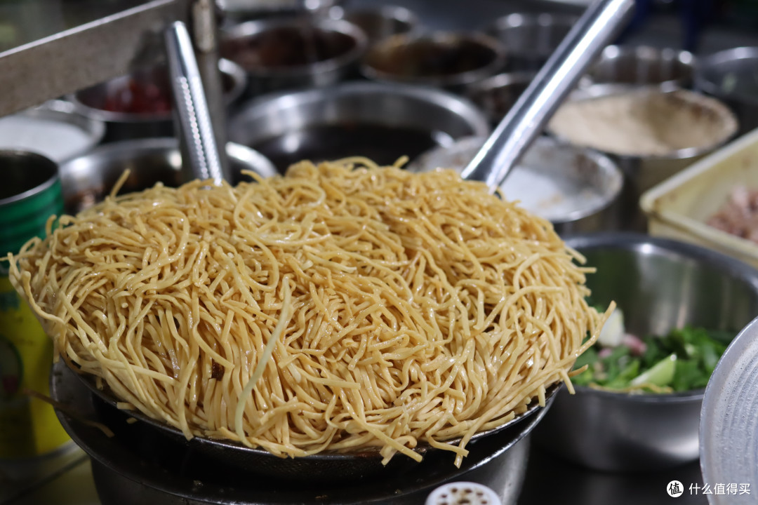后厨实拍的炒面做法,饭店的网红招牌菜,挺费功夫,但味道真不错