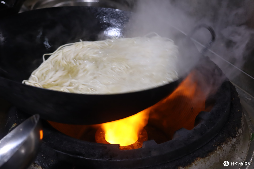 后厨实拍的炒面做法,饭店的网红招牌菜,挺费功夫,但味道真不错