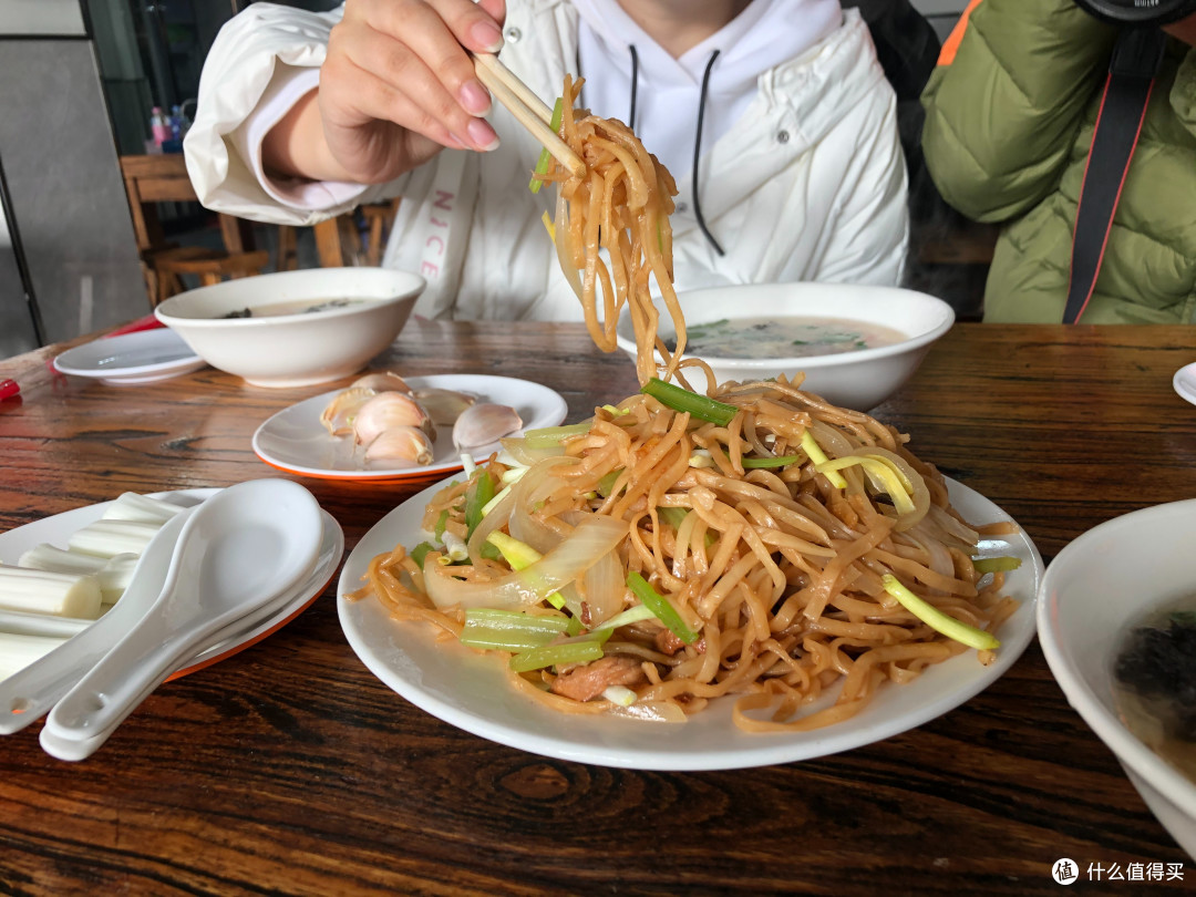 后厨实拍的炒面做法,饭店的网红招牌菜,挺费功夫,但味道真不错