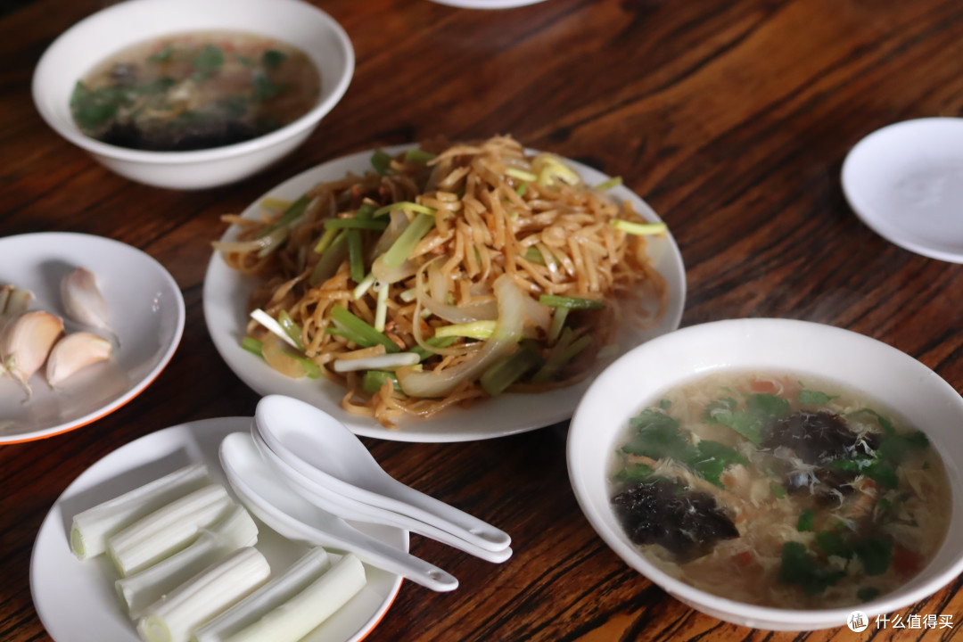 后厨实拍的炒面做法,饭店的网红招牌菜,挺费功夫,但味道真不错
