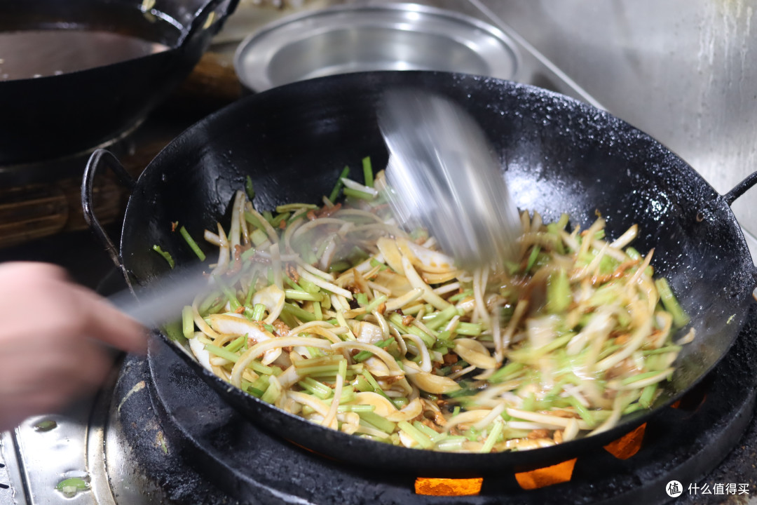 后厨实拍的炒面做法,饭店的网红招牌菜,挺费功夫,但味道真不错