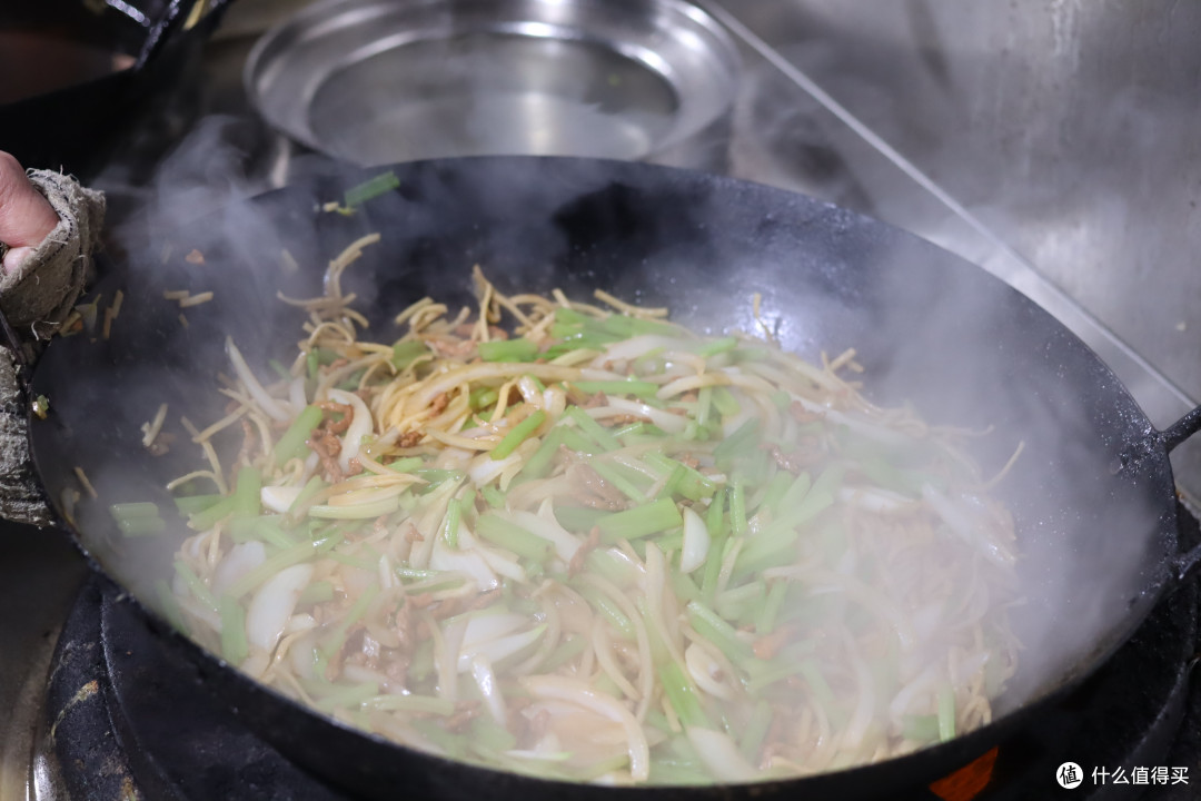 后厨实拍的炒面做法,饭店的网红招牌菜,挺费功夫,但味道真不错