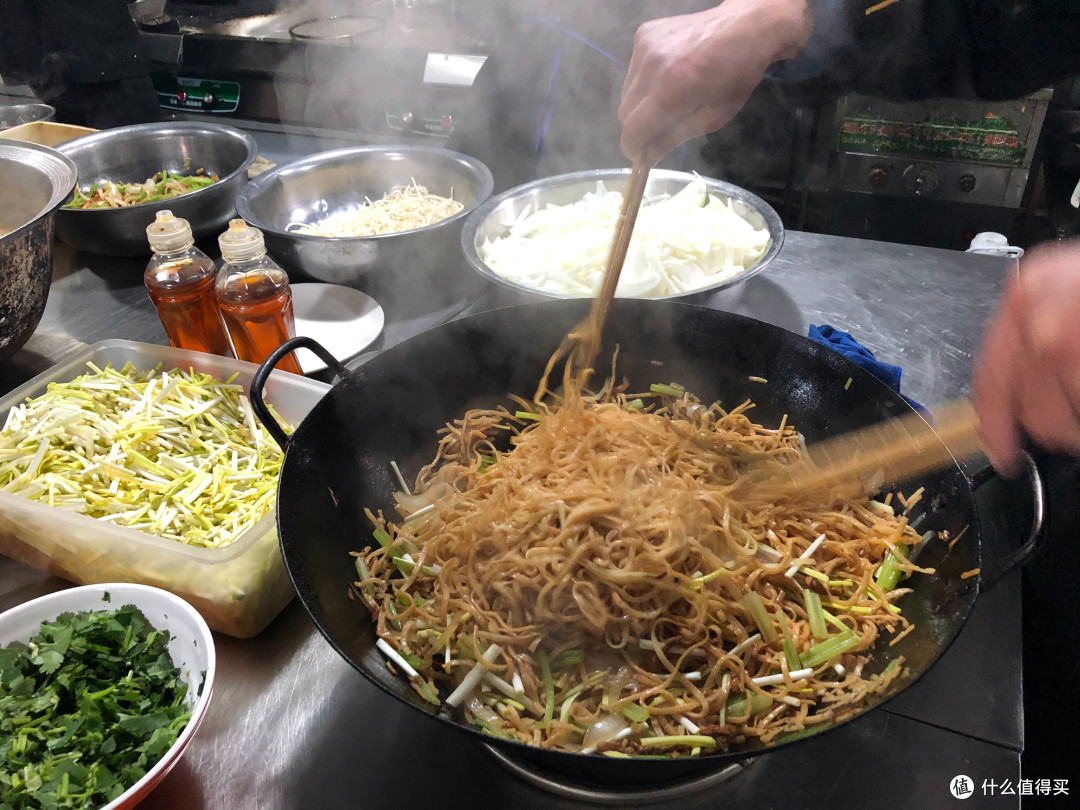 后厨实拍的炒面做法,饭店的网红招牌菜,挺费功夫,但味道真不错