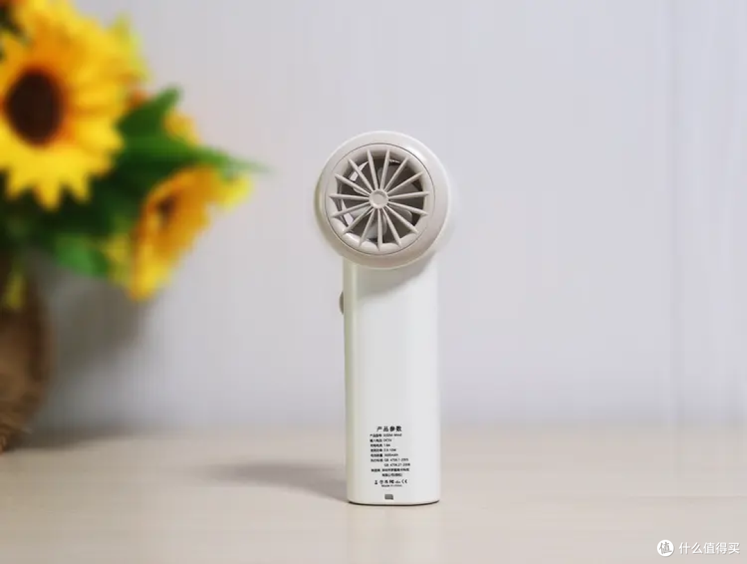 夏天好热，想买一个迷你小风扇风力比较大的，大家有没好的推荐？