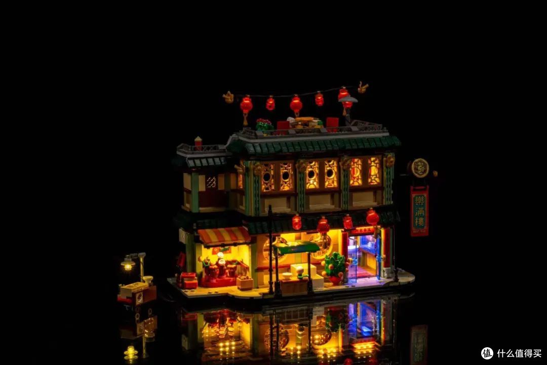 从行李箱到展位,一对父子点亮乐高世界的十年灯光梦
