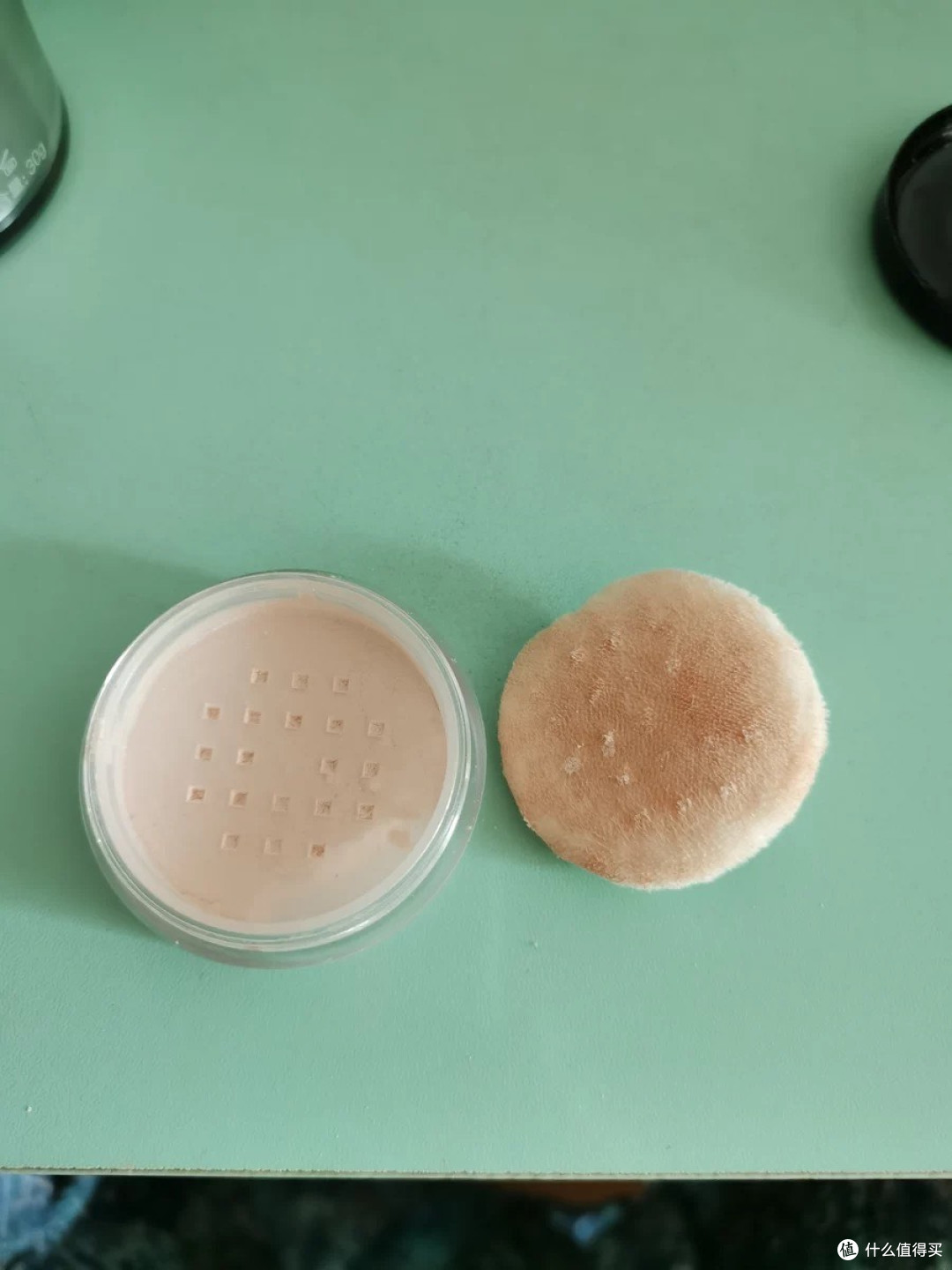 毛戈平散粉:干皮友好型定妆产品