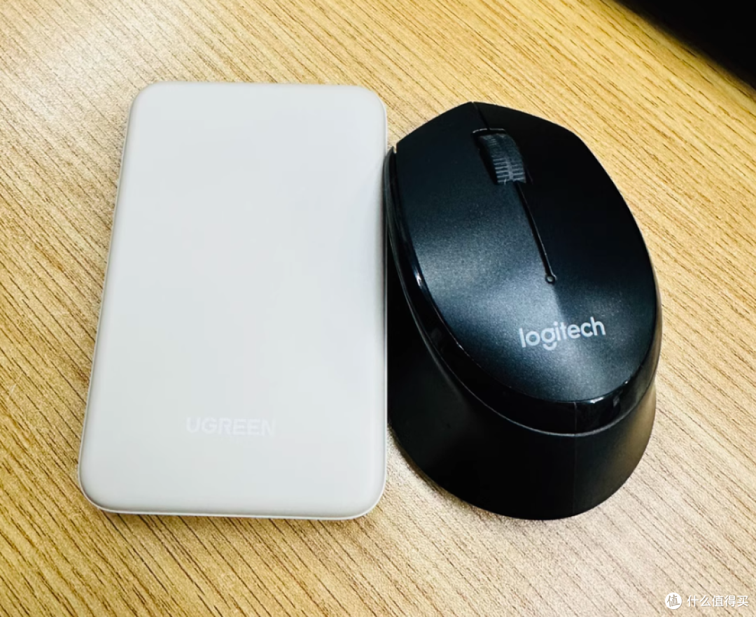 绿联 10000mAh 充电宝:便捷快充,安全随行