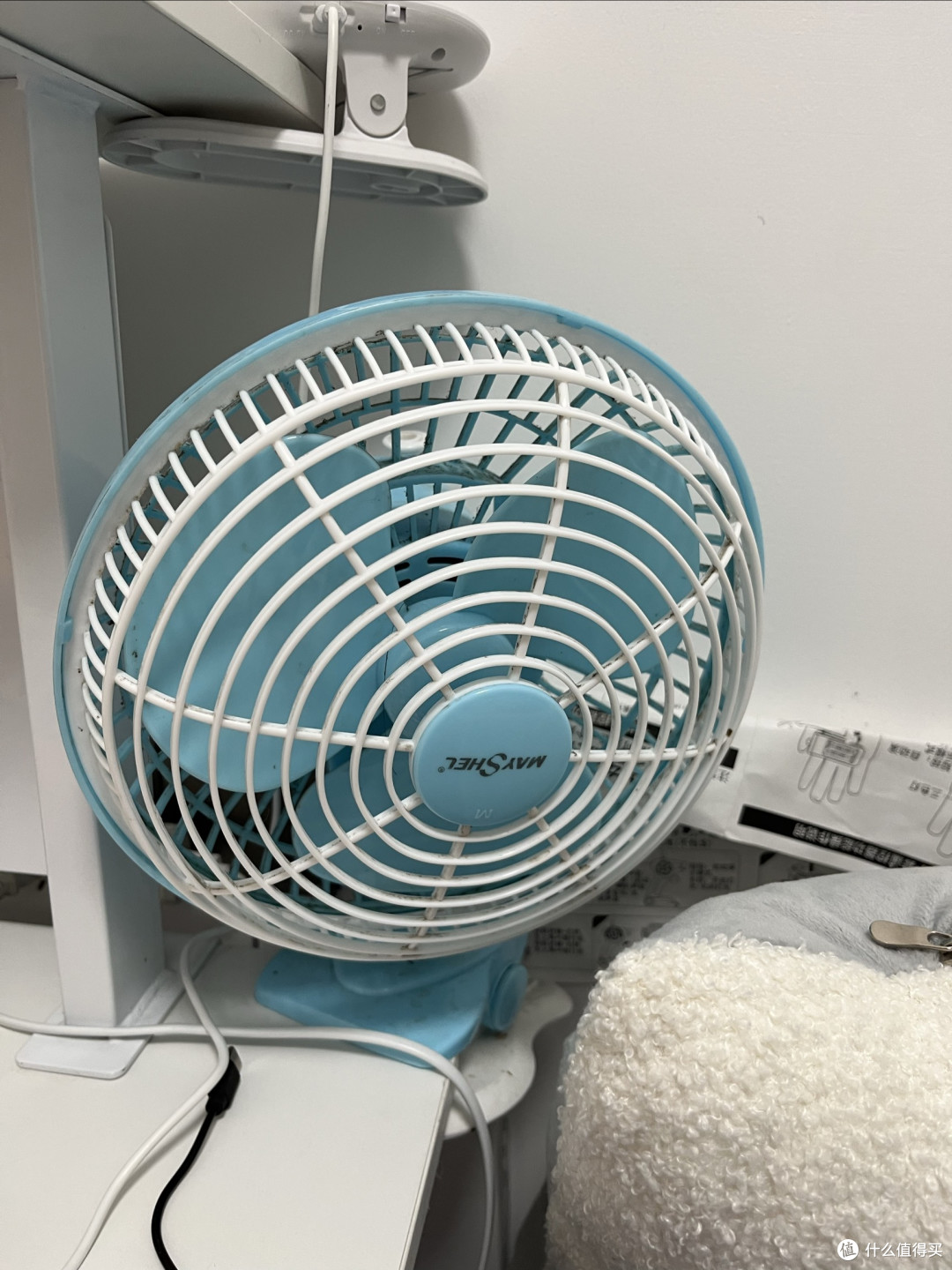 风扇夹在桌角，台灯夹在书架上