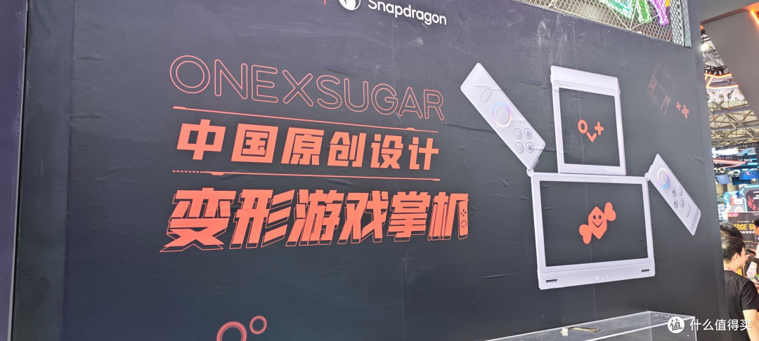 2025CJ现场 | 壹号方糖 ONEXSUGAR SUGAR1，最会变形的安卓掌机