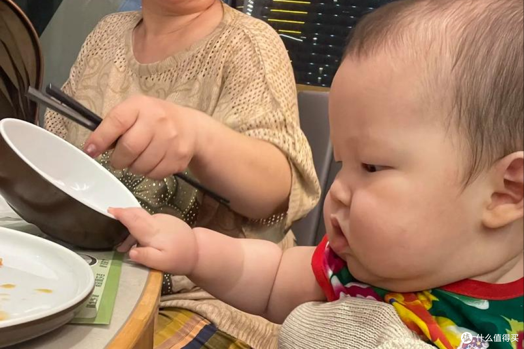 婆婆坚持给3个月宝宝喂米糊,宝妈:过早吃辅食等同于吃“毒药”