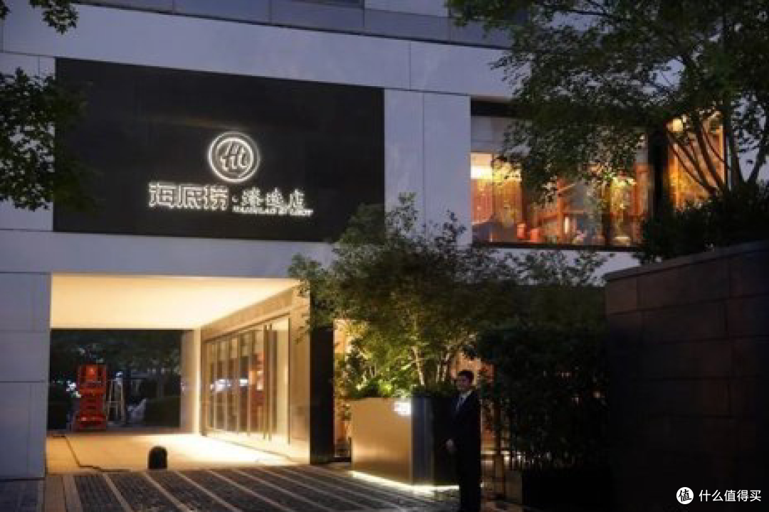海底捞的“700元赌局”:左手帝王蟹,右手盒饭车