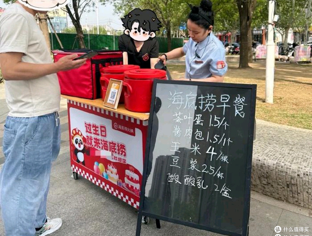 海底捞的“700元赌局”:左手帝王蟹,右手盒饭车