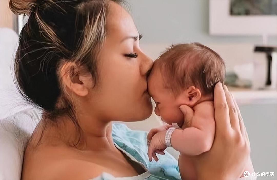 产妇首次见宝宝竟是小屁屁,为什么医生要怼新生儿屁股给妈妈看?