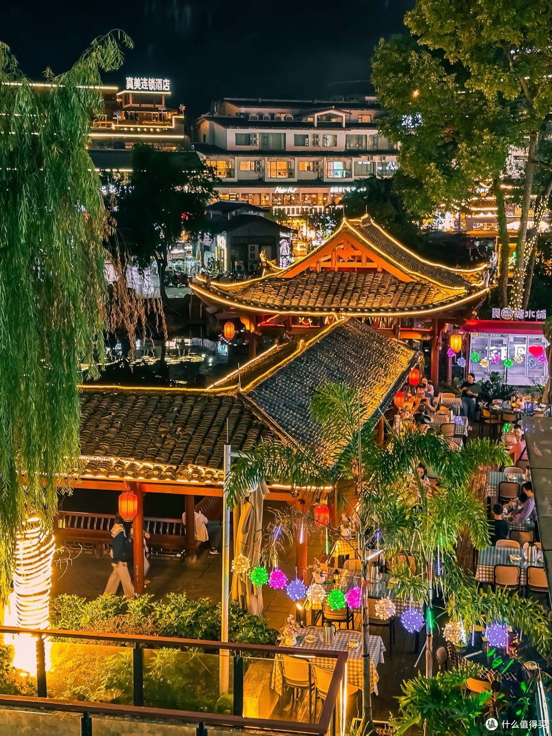 桂林阳朔西街：中西交融的欢乐时光，遇龙河畔的温馨记忆