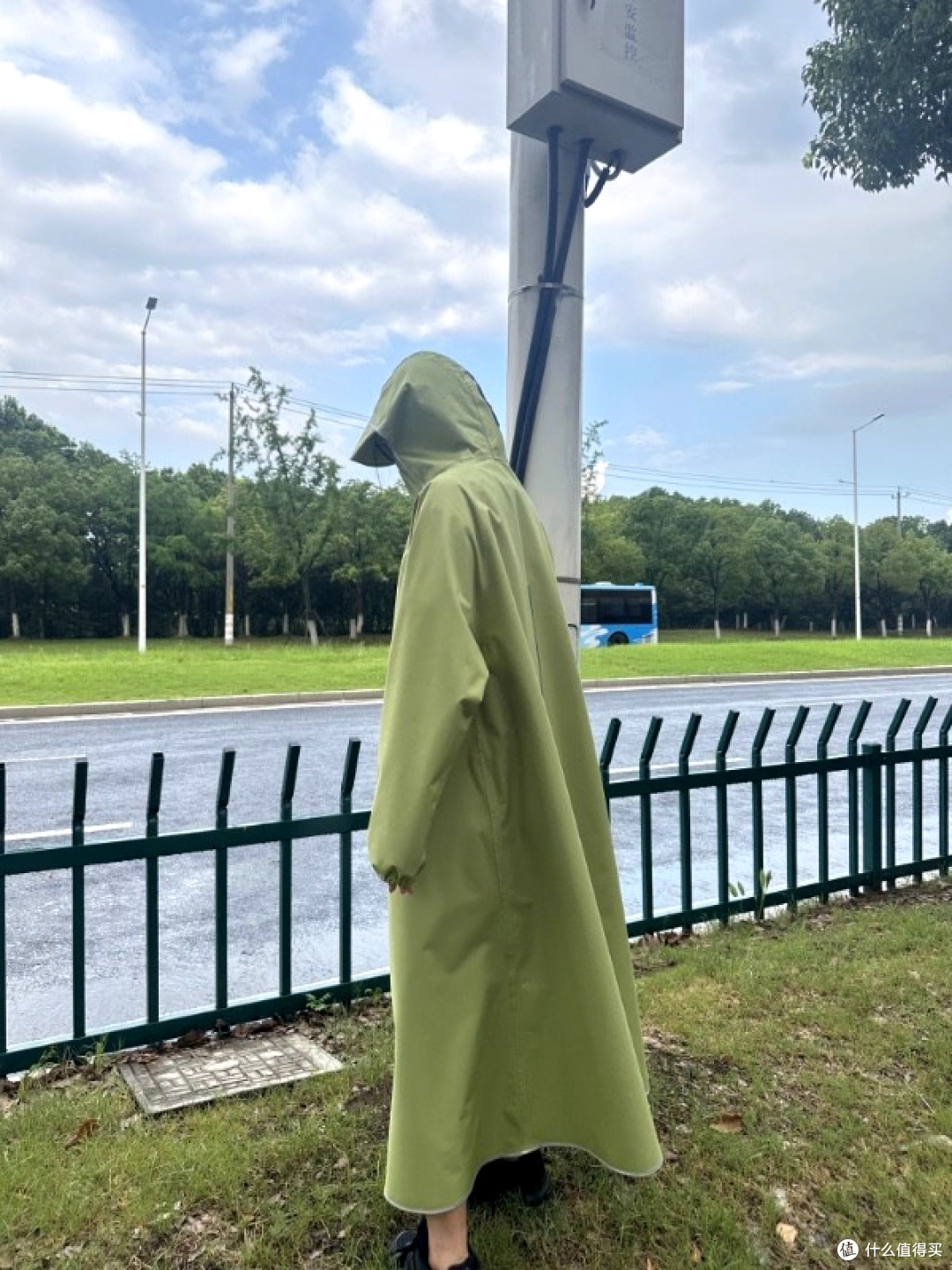暴雨天骑行不狼狈!这款电动车雨衣,从头到脚都干爽