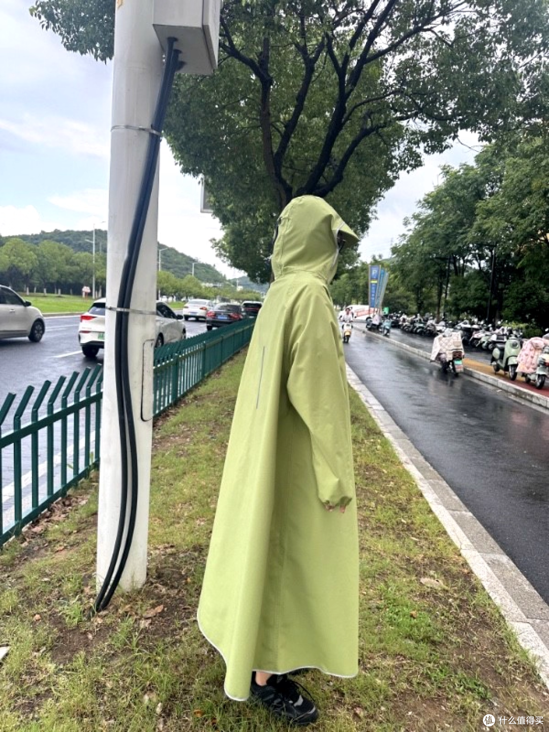 暴雨天骑行不狼狈!这款电动车雨衣,从头到脚都干爽