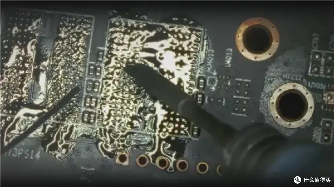 从烤箱走出来的RX 7800 XT：重新焊接核心+显存起死回生