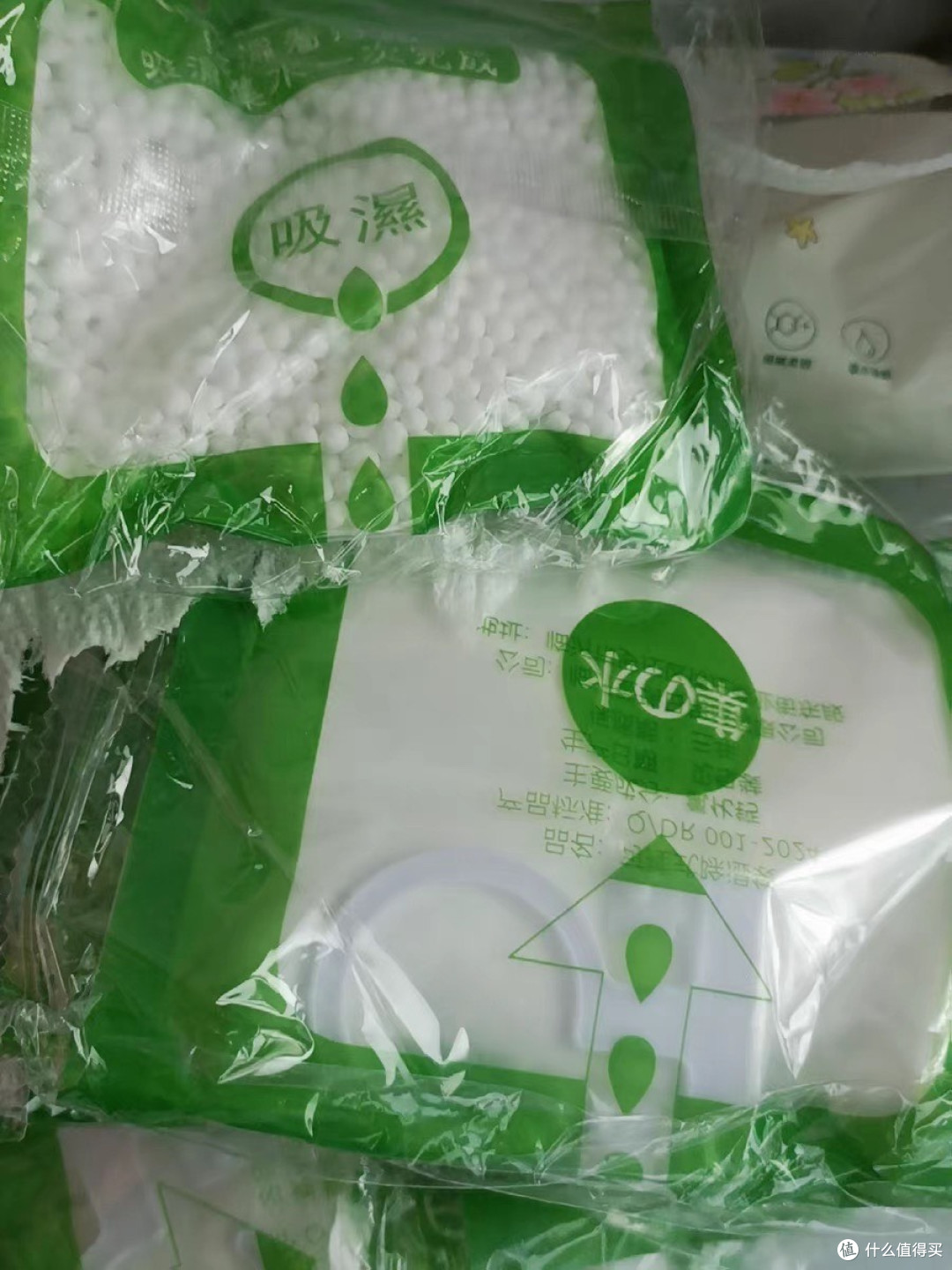 雨季衣橱防潮这事,得有点生活巧思才管用。