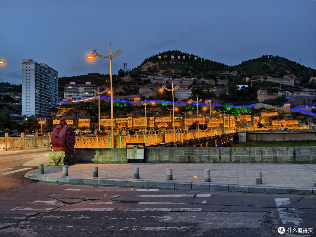 夜幕下的陕北绥德县,清凉的风、绚丽的景