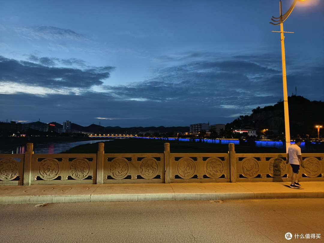 夜幕下的陕北绥德县,清凉的风、绚丽的景