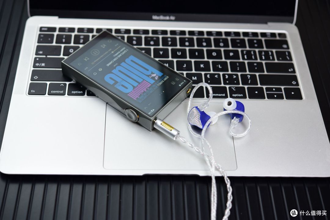 罕见99元的专业歌手联名款HiFi耳机，甜润调音更是有理有据