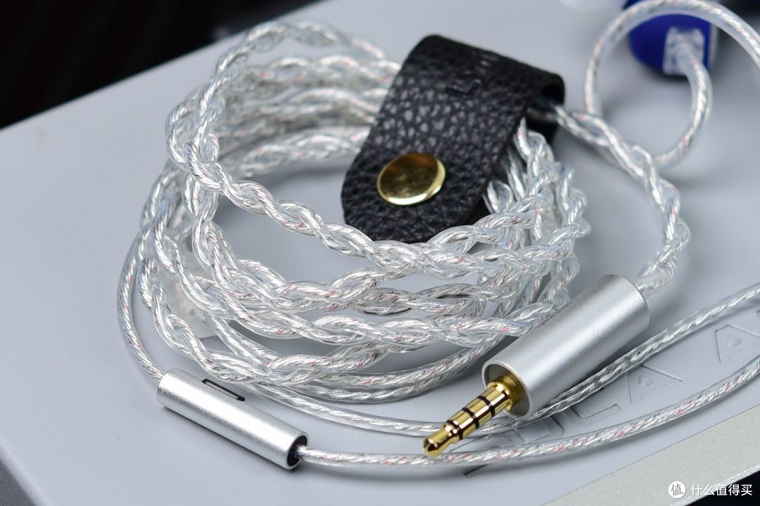 罕见99元的专业歌手联名款HiFi耳机，甜润调音更是有理有据