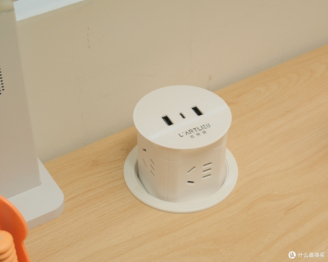 多功能按压隐藏式插座，强电弱电集合在一起，满足不同的取电需求