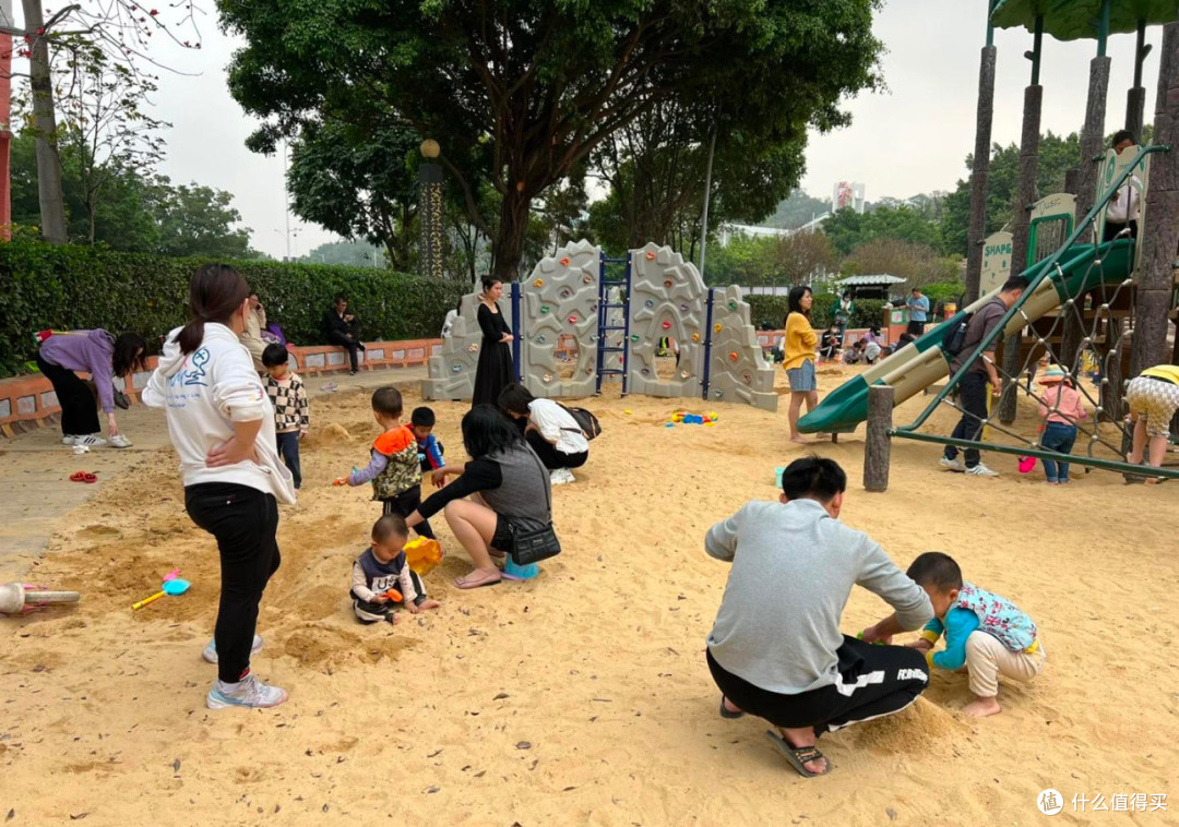 夏天带娃去公园玩沙,快乐到浑身是沙也值了